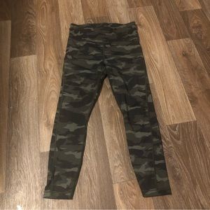 Athleta ultimate 7/8 legging green camo size small